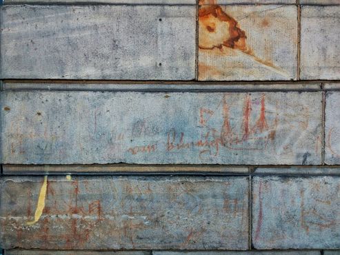 Дом с пятнами крови