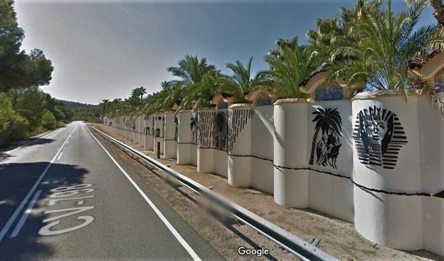 Стена находится на участке дороги между Тиби и Иби около Валенсии, Испания