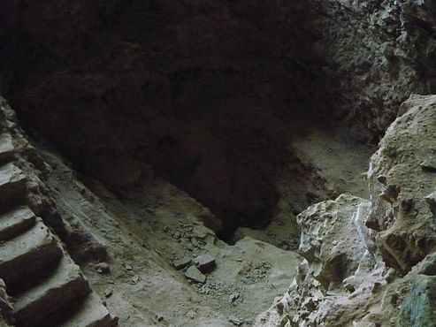 Археологические раскопки в пещере