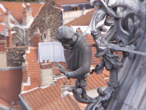 Статуя на вершине кафедрального собора в Клермон-Ферран