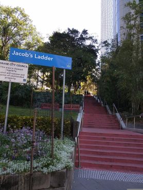 В парке короля Артура на склоне холма есть «Лестница Иакова»