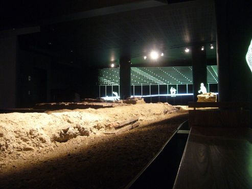 Хорошо сохранившийся подземный амфитеатр слабо освещён, чтобы предотвратить разрушение кладки