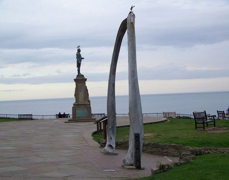 Памятник капитану Куку и арка Уитби