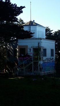 Несмотря на недавно возведённые заборы, восьмиугольный дом на Лэндс-Энд всё ещё подвергается вандализму