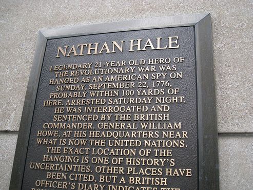 Мемориальная доска на месте казни Натана Хейла