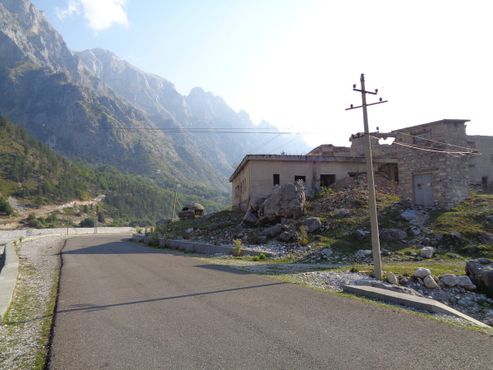 Заброшенный барак и бункер в Вальбоне, Албания. Август 2015 года