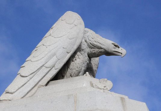 Орёл на вершине памятника
