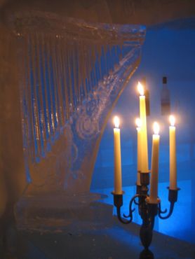 Ледяная скульптура арфа и канделябр