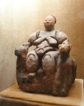 Богиня деторождения, найденная при раскопках в Чаталхёюк (Музей анатолийских цивилизаций в Анкаре)