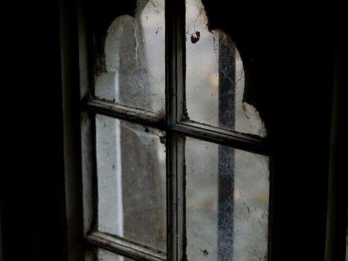 Паутина на окне в замке Шарлевиль