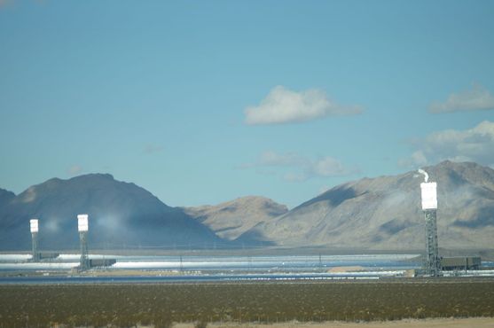Все три работающие башни солнечной электростанции Айванпа. Вид с шоссе I-15