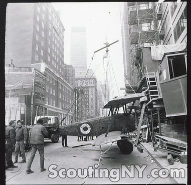 Копия британского одноместного истребителя Sopwith Camel Scout, подготовленная к поднятию на крышу