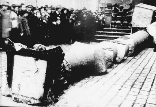Снесённая в 1918 году Марианская колонна
