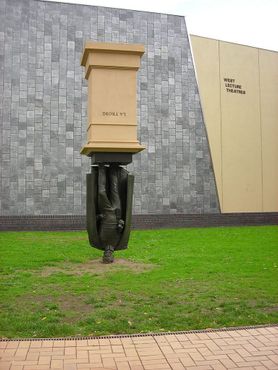 Памятник Чарльзу Ла Тробу