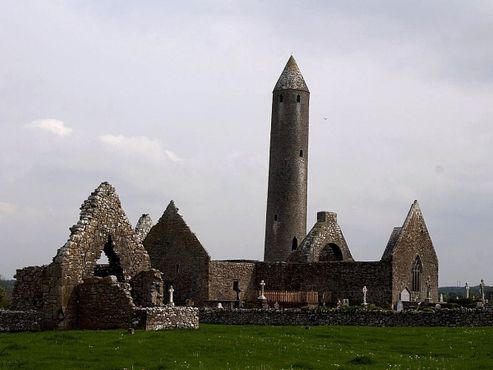 Килмакдуанская круглая башня в бурренской Ирландии