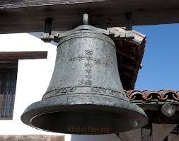 Оригинальный колокол, отлитый в 1829 году, всё ещё висит перед миссией Сономы