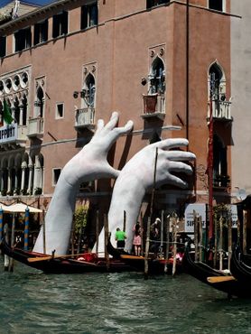 Инсталляция «Поддержка», Венеция