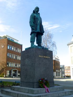 Памятник Руалю Амундсену