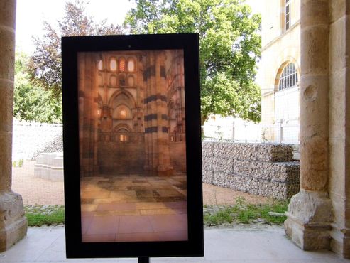 Подвижный интерактивный экран, показывающий, как выглядела базилика в аббатстве Клюни