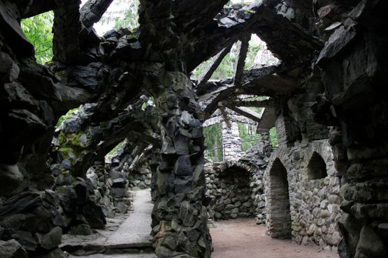 Вид изнутри на руины Пальмового домика