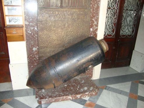 Копия бомбы, расположенная в ризнице церкви