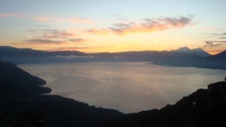 Восход солнца над озером Атитлан