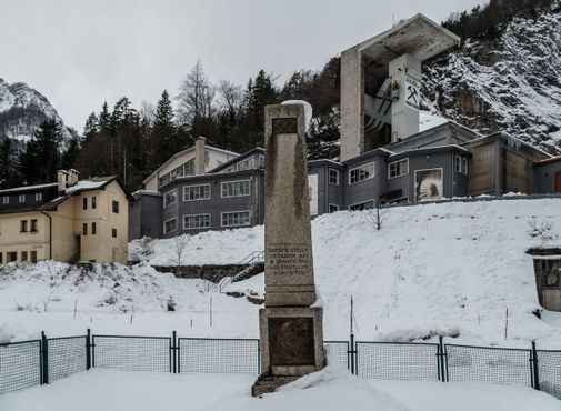 Мемориальная доска на месте разрушенной больницы