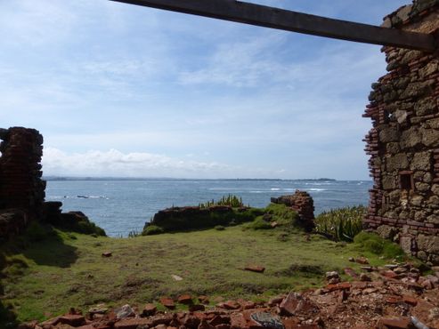 Вид на побережье со стороны руин (2015 г.)