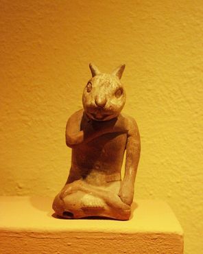 Древняя керамическая статуэтка майя, изображающая бога-писца с кроличьей головой