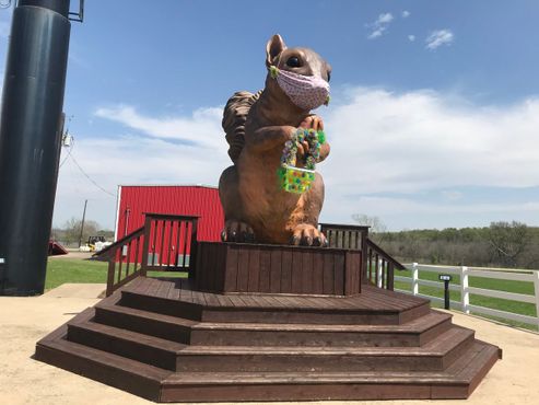 Мисс Перл с маской и корзиной