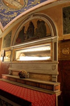 Тимпан святой Франциски, украшенный мозаикой с изображением св. Павла, св. Петра и Марии Магдалины