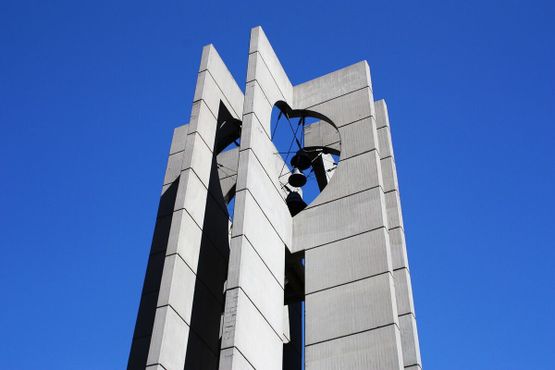 7 колоколов на вершине памятника