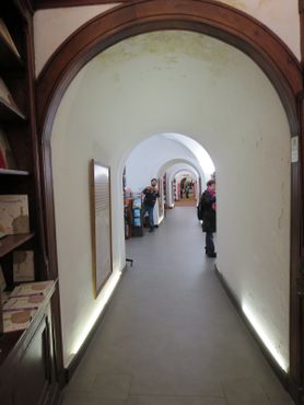 Внутри книжного магазина