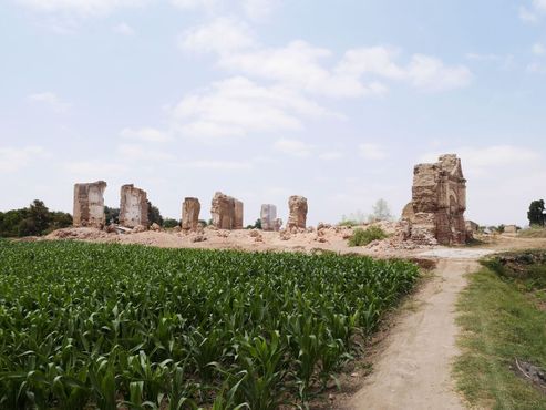 Руины на кукурузном поле недалеко от города