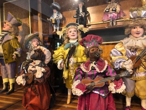 Обезьяны-музыканты из оркестриона “Музыкальный праздник в стране кукол”, примерно 1888-1892 года