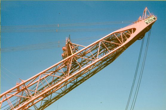 Рабочие на фоне «Биг-Маски»