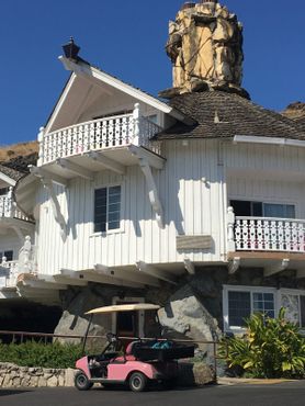 Розовая машинка для гольфа у Madonna Inn, 2019 год