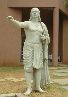 Статуя
Ариабхаты в кампусе IUCAA в городе Пуна