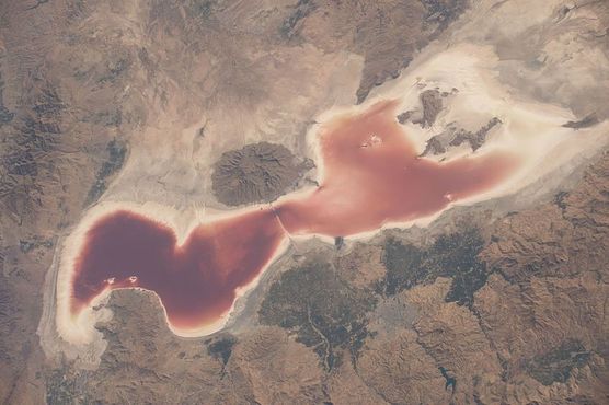 Озеро Урмия меняет свой цвет из-за потери воды и повышения солёности