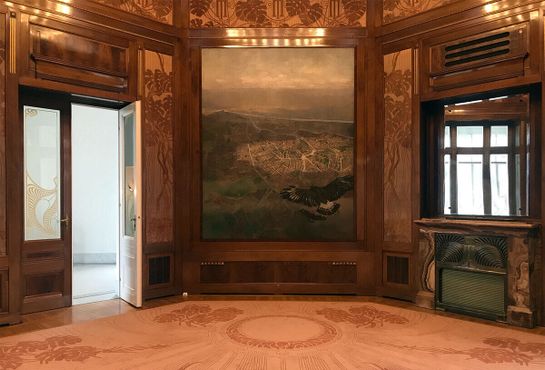 Зал ожидания внутри павильона. Картина Карла Молля называется «Вид Вены с воздушного шара на высоте 3000 м над Глориеттой Шёнбрунна»