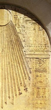 Египетская символика над дверями лаборатории. Фото Ларри Адкинса