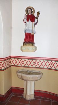 Купель для крещения рядом со входом