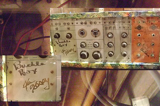 Музыкальная шкатулка Buchla, принадлежавшая Кену Кизи — теперь в Музыкальном фонде Кантос