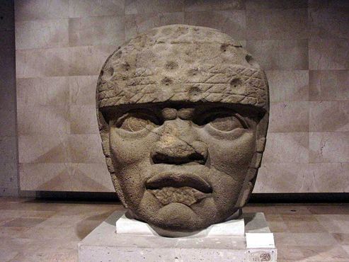 Одна из ольмекских каменных голов, изображающая, как полагают исследователи, древнего правителя
