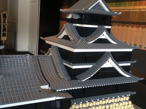 Модель замка Кумамото из лего, выставленная в музее Вакувакуза