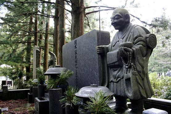 Статуя на кладбище Окуно-ин