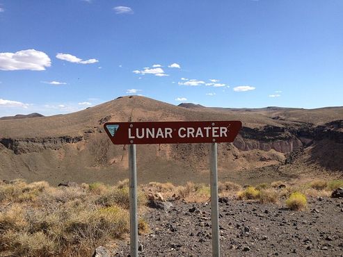 Знак на северном краю кратера