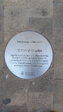Короткое пояснение на испанском языке, помещённое на мостовой перед окном для приёма младенцев