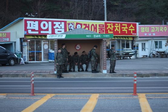 Южнокорейские солдаты на остановке