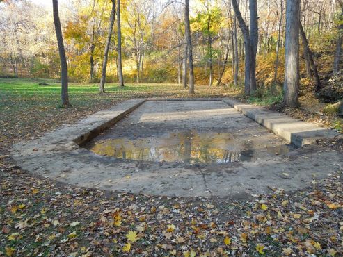 Маленький бассейн, известный благодаря беседке, под которой несколько человек спрятались от сильного шторма, после чего их унесло наводнением